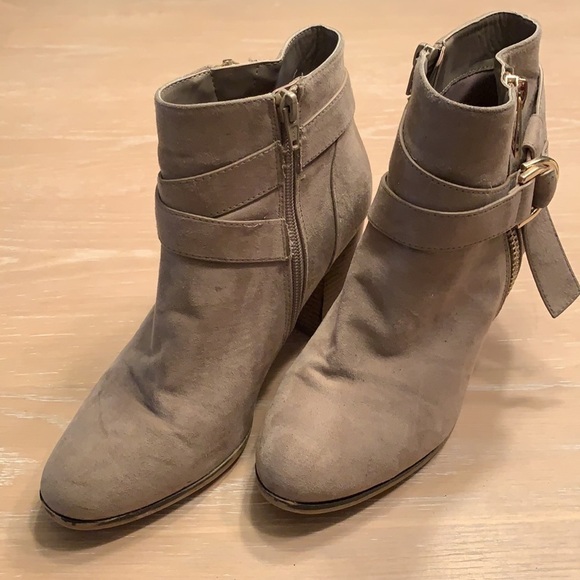 Women’s Apt 9 leather booties, size 9M, some wear see all photos, priced to sell - Picture 2 of 9